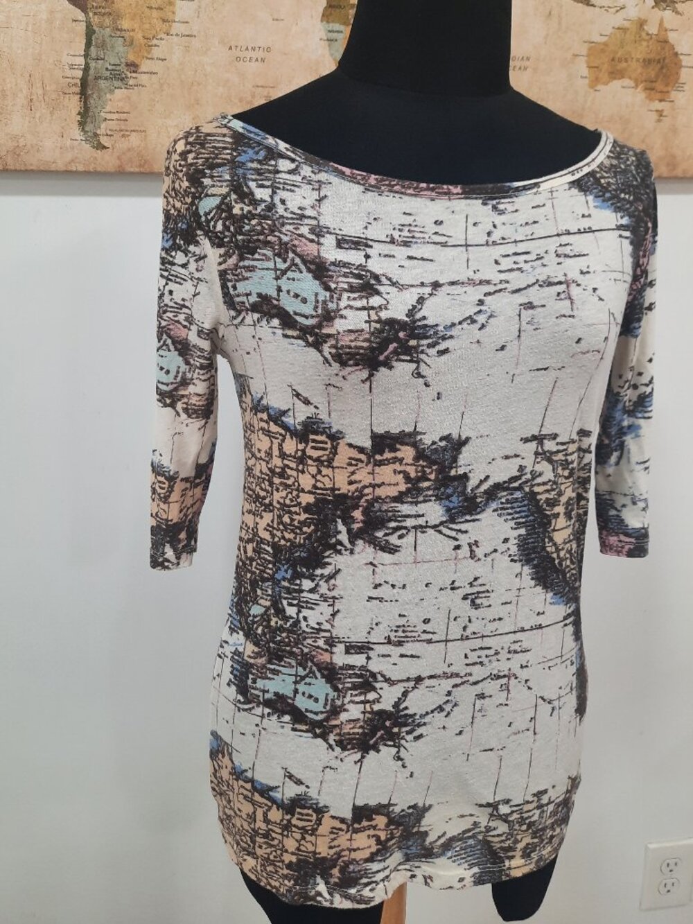 Vtg inspired world map top - Urban Outfitters brand - Picture 5 of 11